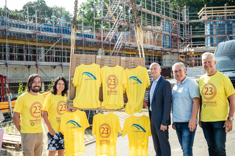 Hoch hinaus mit dem Kran auf der Klinik-Baustelle: Klinik-Geschäftsführer Tomas Kallenbach (3. von rechts) hat zur Übergabe der Laufshirts geladen und begrüßte Stefan Engelhardt vom Stadtsportbund, Rotary-Präsidentin Dr. Cornelia Haase-Lerch, Klinik-„Laufdirektor“ Klaus-Dieter Erler und Ralf Ludwig vom Rotary Club (von links).  Foto: Thomas Müller
